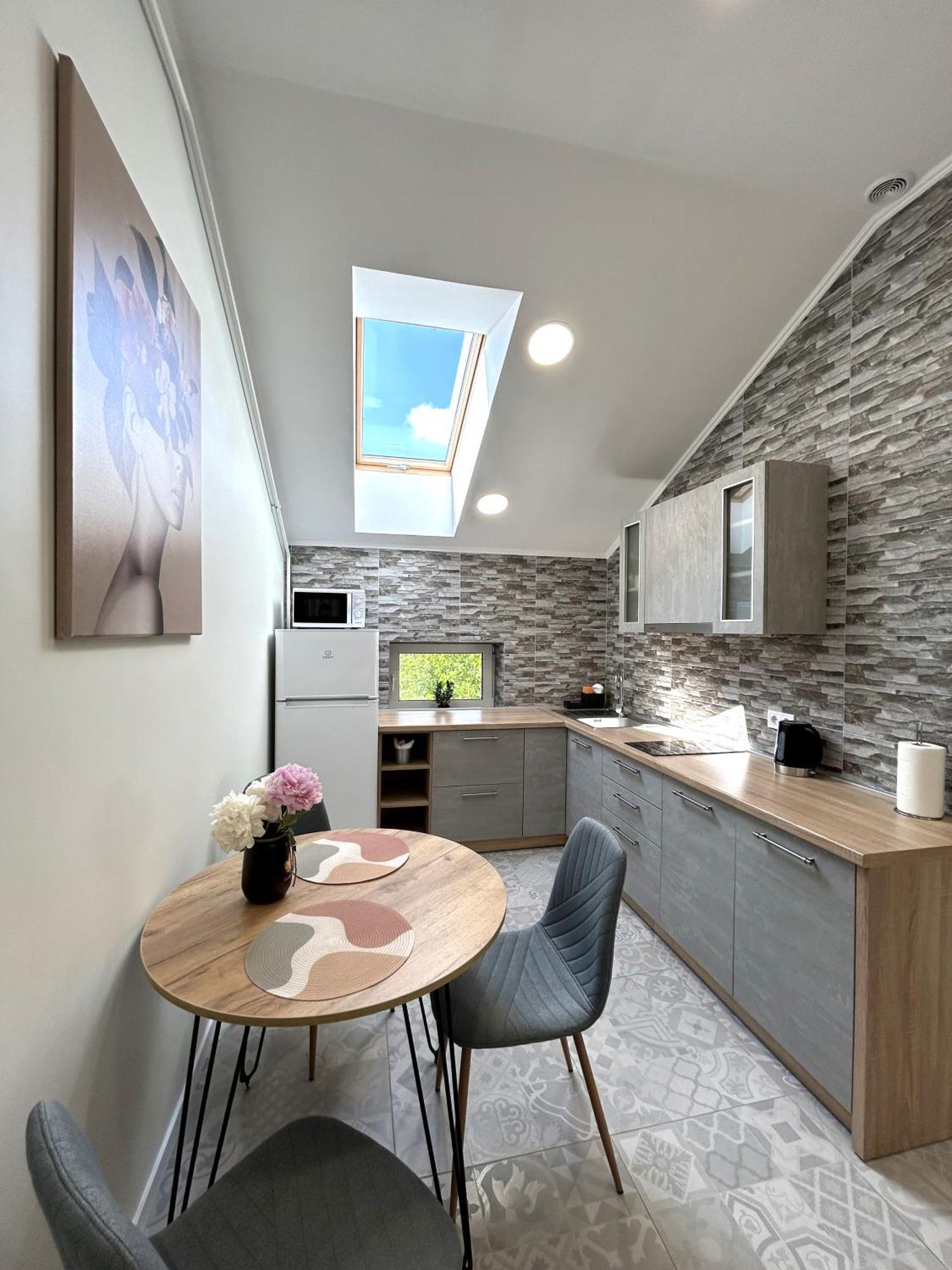 Modern Apartment, 5Mins To Rynok Square Lviv Exterior photo